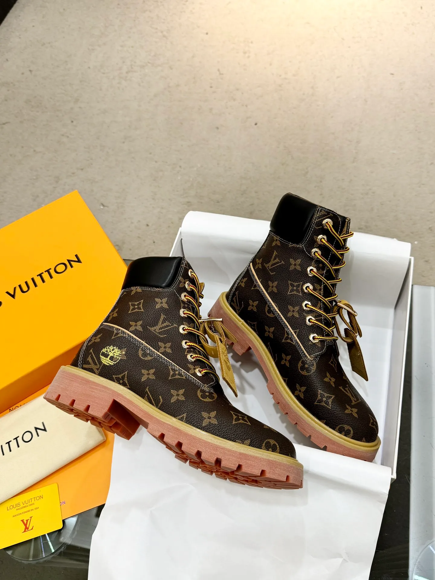 👟👟Ex-factory price 560👟👟 Men's size +20 Top version: 🏆Louis Vuitton x Timberland co-branded Via Instagram Lv ²⁰²4𝐬𝐬 Early autumn Timberland rhubarb boots worn by many stars 💯Multiple sets of outfits, autumn and winter limited edition👊 It is very difficult to buy at counters. This will be the first explosive version to detonate early autumn. It is worthy of having a unique fashion trend leading style. It is highly recommended to buy. Fabric: first layer nubuck leather. Lining: cowhide lining. Outsole: two-color rubber (sole thickness 5cm). Size: Female 35-41 (41 customized) Male 39-45 (45 customized)